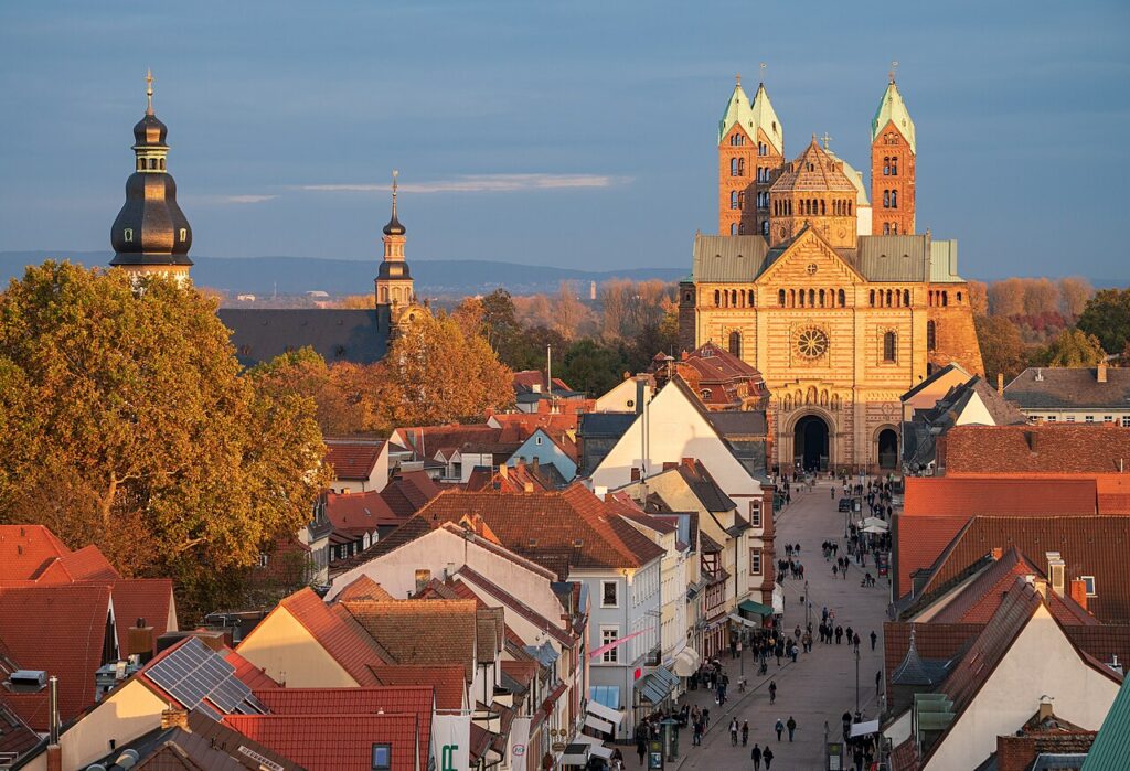 Speyer - Altstadt - Altpörtel - Blick auf Domfassade und Kirchtürme mit Abendsonne